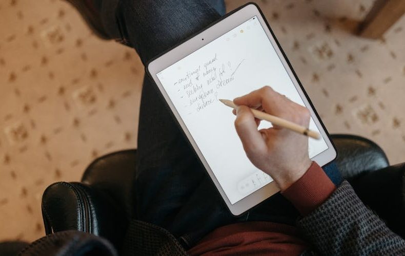 iPad Pro M4 vs Samsung Galaxy Tab S10 Ultra: Best Tablet of 2026?