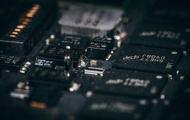 Snapdragon X Elite vs Apple M4: Which Laptop Chip Is Faster in 2026?