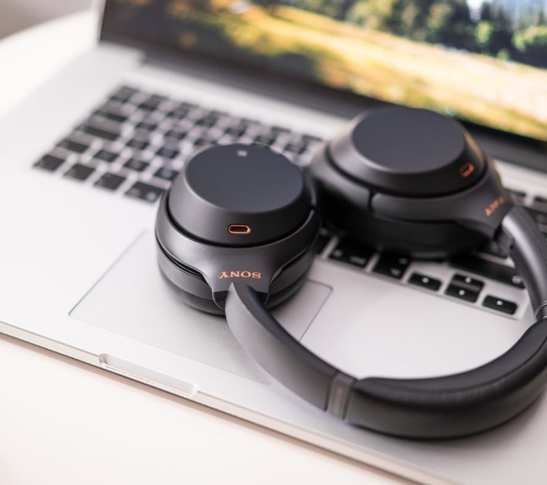 Noise-Cancelling vs Transparency Mode: When to Use Each on Your Headphones